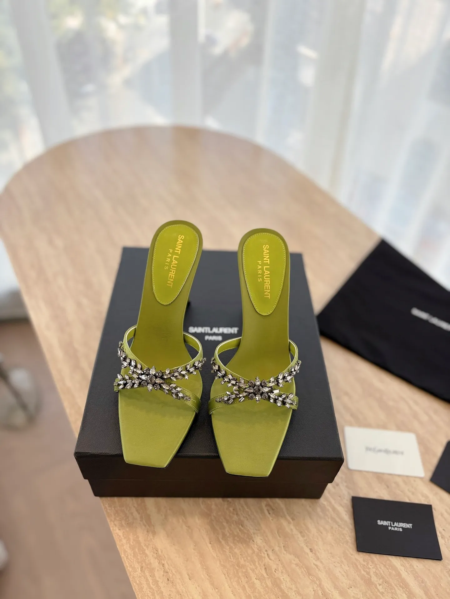 👟👟Ex-factory price 540👟👟 High version "SAINT LAUREN*" Saint Laurent YSL 25ss/spring and summer new catwalk style large rhinestone high-heeled shoes and sandals. Only YSL understands women's hearts best and does not accept refutation. It is a super invincible feminine artifact and a must-have for women (z-product full-body customization, own molded hardware accessories, perfect consistency). Compare the differences between pictures and goods on the market. ✔Upper: Customized imported calf patent leather/silk ✔Lining: Imported 🐑sheep leather ✔Sole: Imported genuine leather outsole ✔Heel height: 10.5cm ✔Number of yards: 35-39 (40 can be customized and non-returnable) (Full set of packaging)